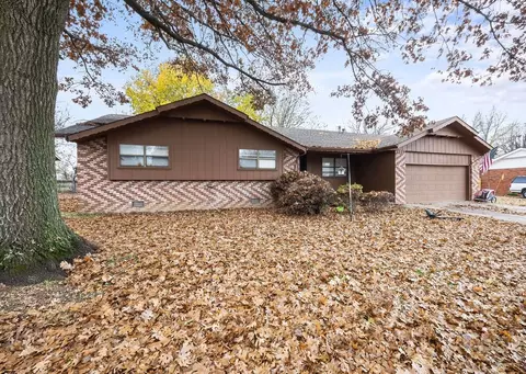 2704 Parkwood Dr, Rogers, AR 72756
