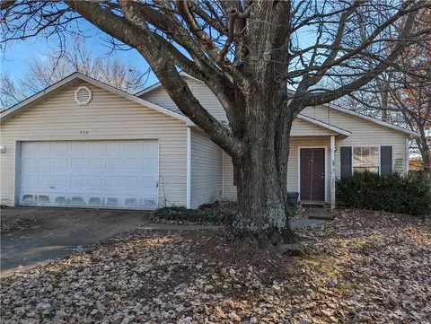 904 E Longview Dr, Rogers, AR 72756