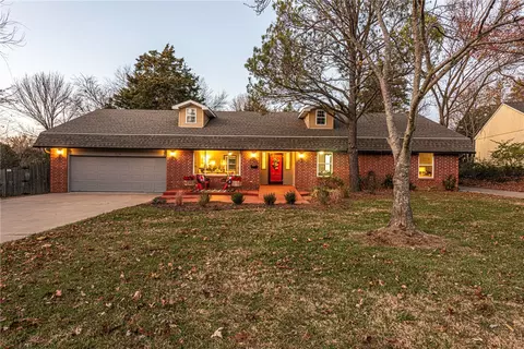 1718 E Overcrest St, Fayetteville, AR 72703