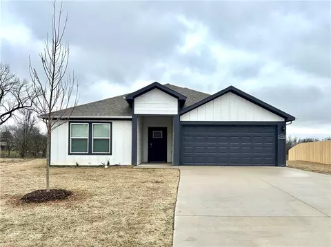 1333 Chavis St, Gentry, AR 72734