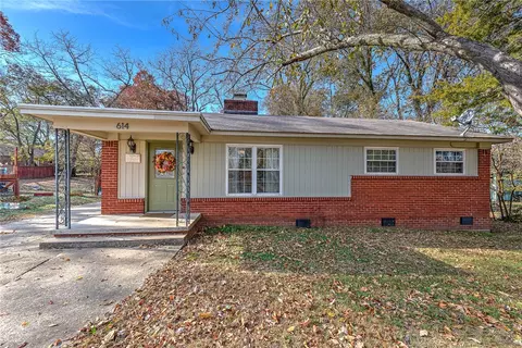 614 S Wright St, Siloam Springs, AR 72761