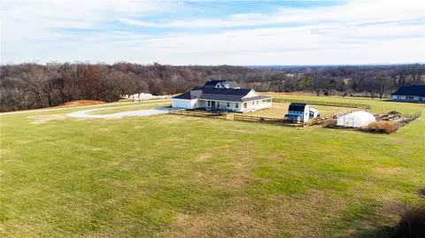 456 NW Cowan Ave, Gentry, AR 72734
