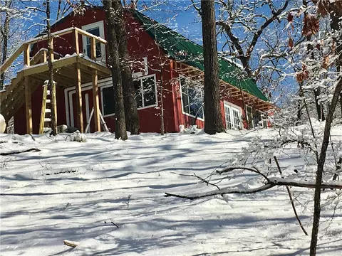 180 Oakwood Dr, Eureka Springs, AR 72631