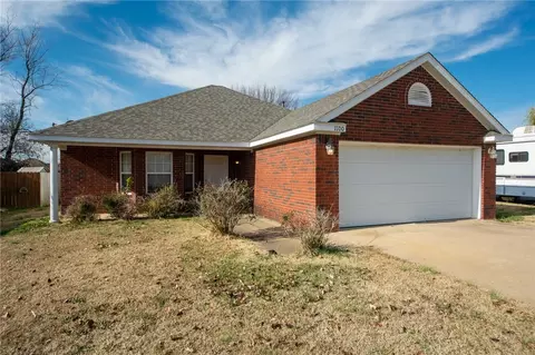1100 SW Apache Dr, Bentonville, AR 72712
