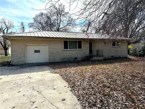 1715 Horseshoe Dr, Springdale, AR 72762