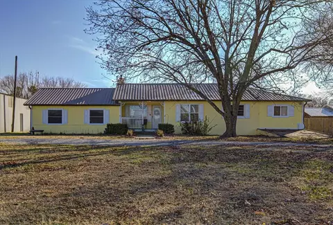1303 SW Main St, Gravette, AR 72736