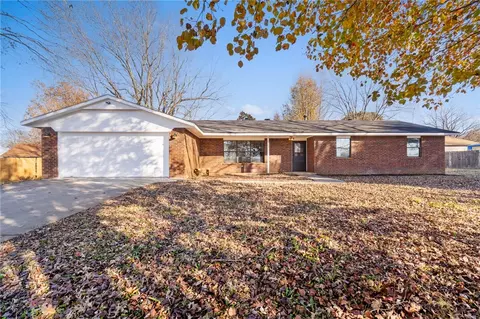 1609 Honeysuckle St, Lowell, AR 72745