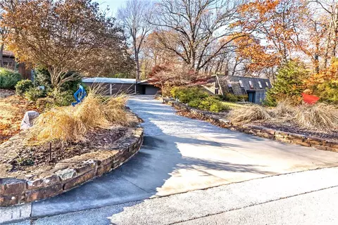 1011 N Tanglebriar Ln, Fayetteville, AR 72701