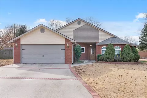 402 N 39th St, Rogers, AR 72756