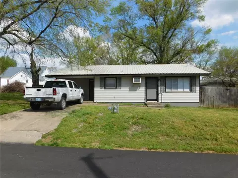 140 W 148 W Main 20 Bois D Arc 141 149 White St, Farmington, AR 72730