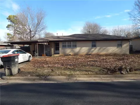 605 Lawndale Dr, Springdale, AR 72764