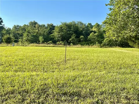 Mae Street, Huntsville, AR 72740