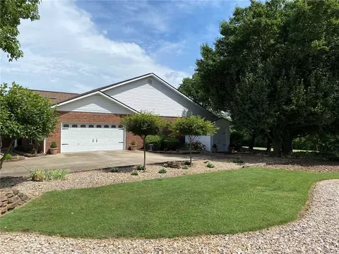 60 Holiday Island Dr, Holiday Island, AR 72631