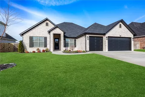 1701 Cherrie St, Bentonville, AR 72713