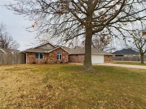 2713 SE 5th St, Bentonville, AR 72712