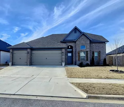 527 N Drewrys Bluff Dr, Fayetteville, AR 72704