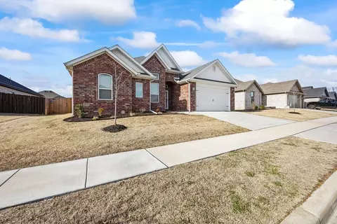 607 N Drewrys Bluff Dr, Fayetteville, AR 72704