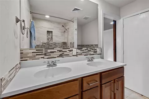 Bath - 19662 Waldon Rd, Rogers, AR 72756 photo 1 of 2