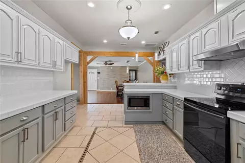 Kitchen - 19662 Waldon Rd, Rogers, AR 72756 photo 2 of 2
