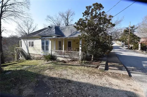 8 Singleton St, Eureka Springs, AR 72632