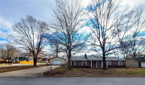 701 Prairie Oaks Dr, Prairie Grove, AR 72753