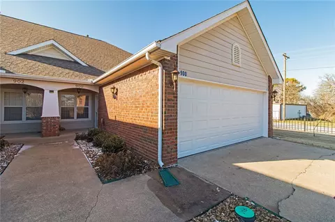 900 S Dixson St, Rogers, AR 72758