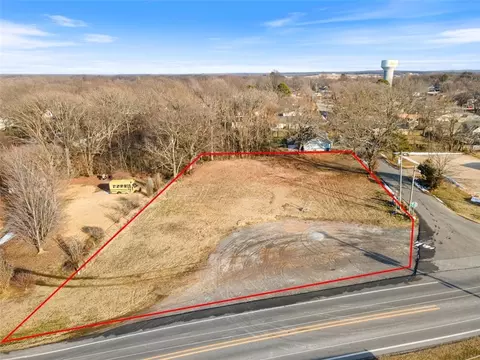 502 NE 1st Ave, Gravette, AR 72736