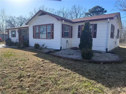 635 N E St, Rogers, AR 72756