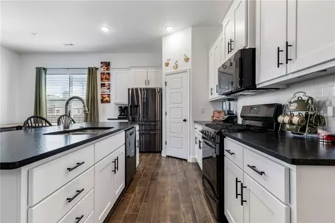 Kitchen - 2050 Periwinkle Pl, Centerton, AR 72719 photo 3 of 4