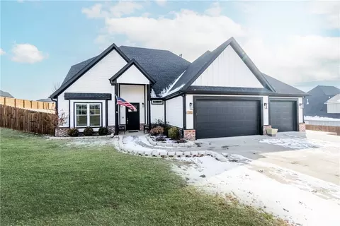 1300 Americus Cir, Cave Springs, AR 72718