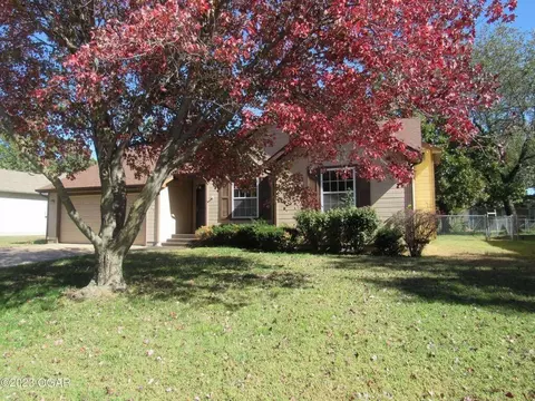 1113 Woodland Dr, Webb City, MO 64870