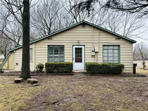 2041 N Easy Ave, Fayetteville, AR 72703