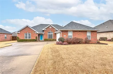700 College Pl, Bentonville, AR 72712