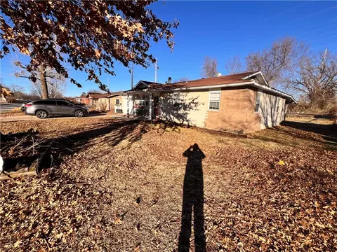 1103 White Rd, Springdale, AR 72762