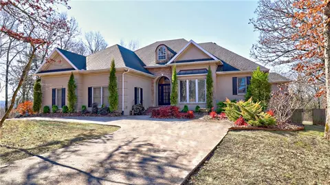 2311 N Fox Trl, Fayetteville, AR 72703
