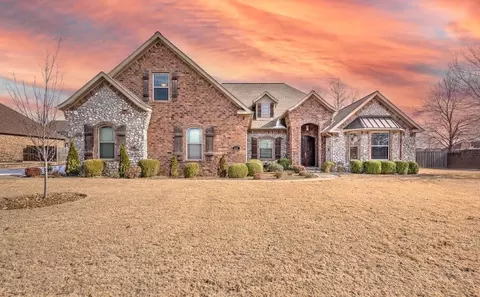 2807 S Creekside Dr, Rogers, AR 72758