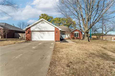 302 Edgehill Ave, Lowell, AR 72745