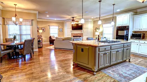 4203 W Woodview Dr, Rogers, AR 72758