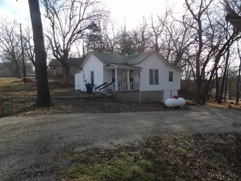 53 E Bradford St, Pyatt, AR 72672