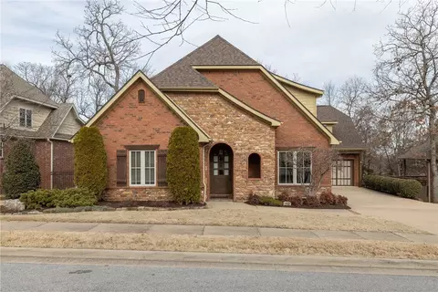 2748 E Mockernut Xing, Fayetteville, AR 72703