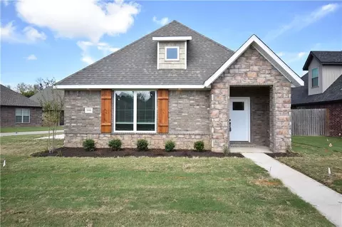 3300 SW Stoneway Ave, Bentonville, AR 72712