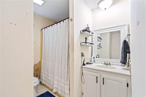 Bath - 22556 E War Eagle Rd, Springdale, AR 72764 photo 2 of 3