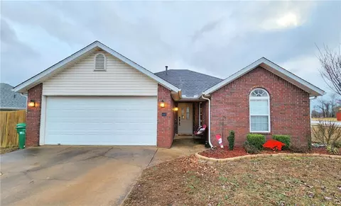 103 E Rob St, Farmington, AR 72730