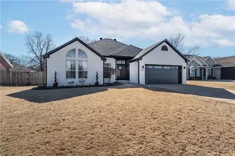 1303 Sanford Dr, Bentonville, AR 72712