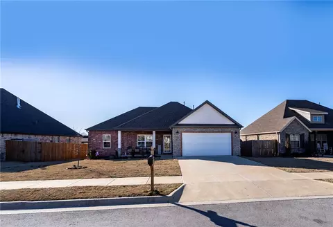 2300 N Elisabeth St, Siloam Springs, AR 72761