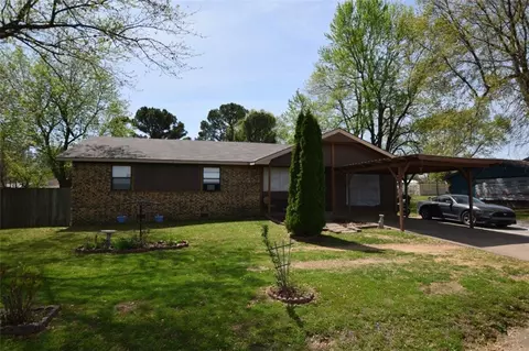1006 W Hickory St, Stilwell, OK 74960