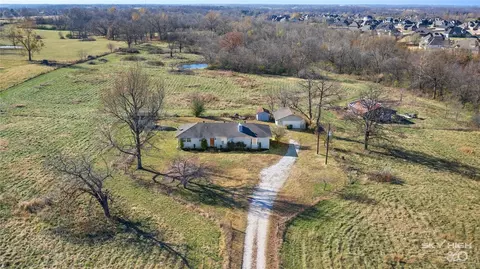 115 S Rainbow Rd, Cave Springs, AR 72718