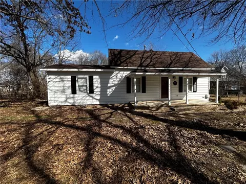 409 Spring St, Rogers, AR 72756