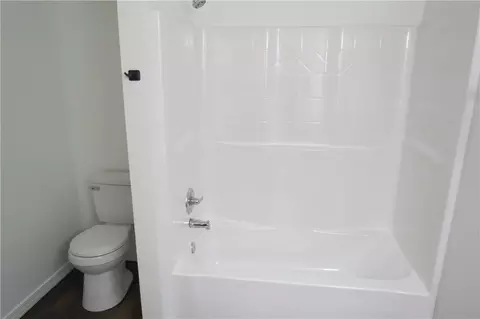 Bath - 504 Ewalt Ave, Springdale, AR 72764 photo 3 of 5
