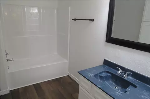 Bath - 504 Ewalt Ave, Springdale, AR 72764 photo 1 of 5